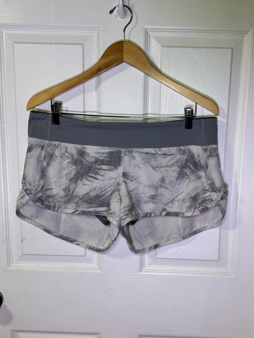 Lululemon Tracker Short IV Size 10 Grey White Feather Brush Print